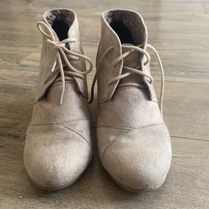 Women’s size 8 Wedges. Tan color and great condition.